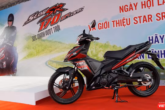 SYM Star SR 170 hiện đang có giá bán đề xuất 49,9 triệu đồng tại Việt Nam cùng 2 tùy chọn màu sắc là đỏ/đen và xanh dương/đen. (Ảnh: Ngô Minh)