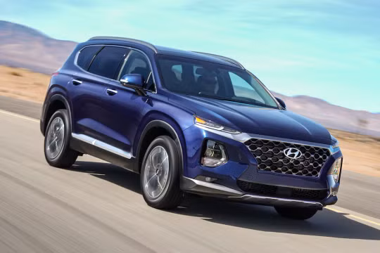 Hyundai Santa Fe 2019 được đánh giá là một chiếc xe êm ái, tĩnh lặng và an toàn. (Ảnh: Motortrend)