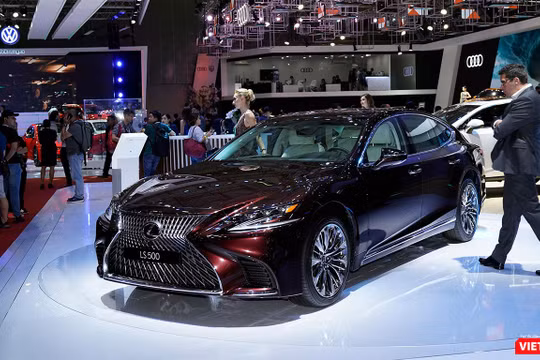 So với mức giá công bố cách đây đúng 1 năm là 7,6 tỷ đồng thì giá bán của LS 500h hiện tại đã tăng thêm hơn 100 triệu đồng. (Ảnh: Ngô Minh)