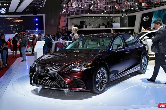 So với mức giá công bố cách đây đúng 1 năm là 7,6 tỷ đồng thì giá bán của LS 500h hiện tại đã tăng thêm hơn 100 triệu đồng. (Ảnh: Ngô Minh)