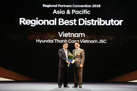 Ông Nguyễn Anh Tuấn - Chủ tịch HĐQT Tập đoàn Thành Công nhận giải thưởng từ lãnh đạo Hyundai Motor