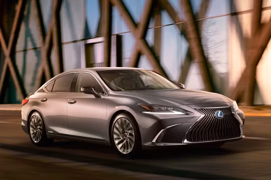 Lexus ES 2019 trông giống như một chiếc LS thu nhỏ