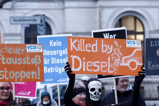 Ngày càng nhiều người ủng hộ việc cấm xe chạy Diesel sau những bê bối khí thải của VW (Ảnh: Reuters)