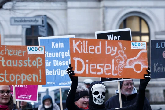Ngày càng nhiều người ủng hộ việc cấm xe chạy Diesel sau những bê bối khí thải của VW (Ảnh: Reuters)