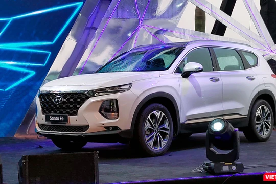 Với nhiều trang bị hơn các đối thủ, Hyundai Santa Fe 2019 phiên bản tiêu chuẩn cũng có thể làm hài lòng đối với những người dùng chưa thực sự rủng rỉnh hầu bao. (Ảnh: Ngô Minh)