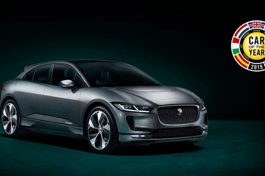Đây là lần đầu tiên một mẫu xe Jaguar giành giải thưởng Xe của năm tại châu Âu. 
