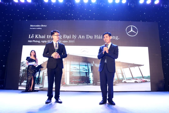 Ông Choi Duk Jun (phải) trong một sự kiện