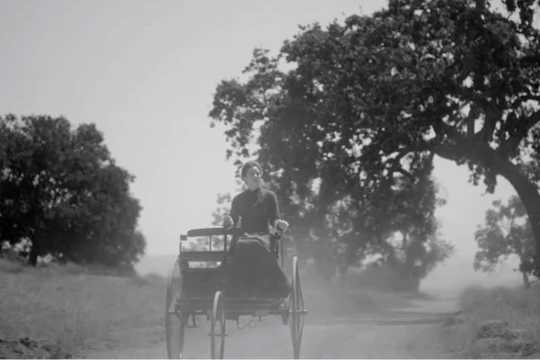Nhiều người dân Đức đã giật mình khi nhìn thấy Bertha Benz cưỡi trên một cỗ xe không có ngựa mà vẫn có thể chạy được trên đường (Ảnh từ video) 