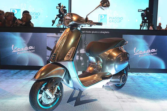 Vespa Elettrica sẽ nhắm tới phân khúc xe máy điện cao cấp, nơi VinFast cũng đã từng công bố sẽ cho mắt một mẫu xe như vậy vào cuối năm 2019.