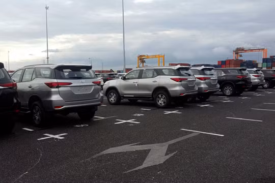 Lô 280 xe Fortuner vừa mới được cập cảng Hải Phòng vào chiều 15/7. (Ảnh: Báo Giao Thông)