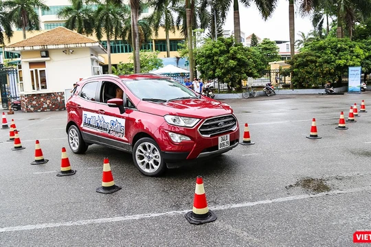 Chương trình "Hướng dẫn lái xe An toàn và Thân thiện với Môi trường” (DSFL) là một chương trình vì cộng đồng được Tập đoàn Ford và Ford Việt Nam tổ chức thường niên từ năm 2008.