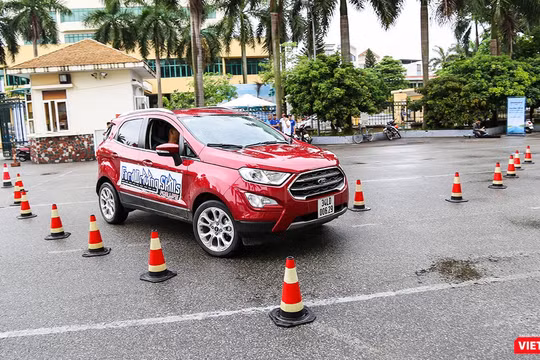 Chương trình "Hướng dẫn lái xe An toàn và Thân thiện với Môi trường” (DSFL) là một chương trình vì cộng đồng được Tập đoàn Ford và Ford Việt Nam tổ chức thường niên từ năm 2008.