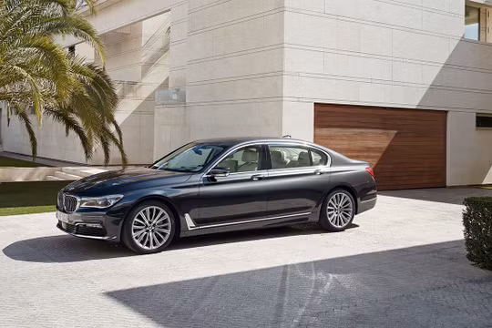 Tới đây, thị trường xe sang tại Việt Nam sẽ tiếp tục có cuộc cạnh tranh mạnh mẽ giữa 2 đối thủ Mercedes-Benz và BMW.