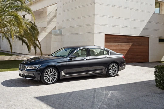 Tới đây, thị trường xe sang tại Việt Nam sẽ tiếp tục có cuộc cạnh tranh mạnh mẽ giữa 2 đối thủ Mercedes-Benz và BMW.