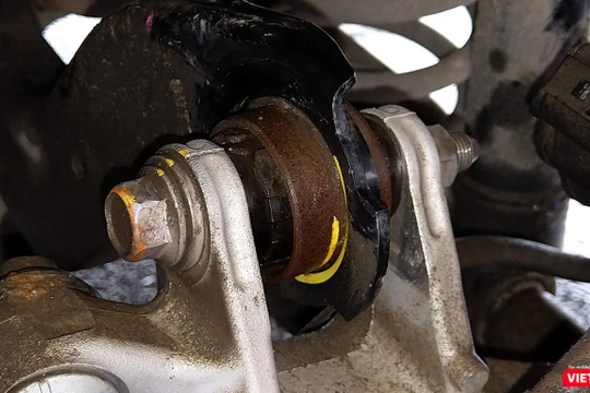 Kỹ sư Lê Văn Tạch cho biết hiện tượng hoen gỉ ở khu vực khớp nối thanh giằng phía bánh sau sẽ bị ảnh hưởng đến hoạt động của khớp khi xe vận hành trên đường xóc nếu nó hoen gỉ quá nhiều.