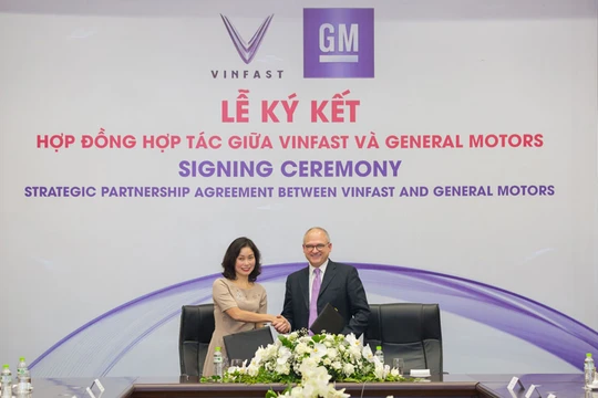Bà Lê Thị Thu Thủy - Phó Chủ tịch Vingroup kiêm Chủ tịch VinFast và ông Barry Engle, Phó Chủ tịch điều hành kiêm Chủ tịch GM quốc tế ký thỏa thuận hợp tác chiến lược tại thị trường Việt Nam. 