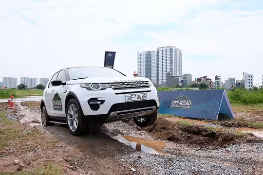 Đây là lần đầu tiên, một chương trình trải nghiệm Offroad được Land Rover Việt Nam tổ chức tại Hà Nội.