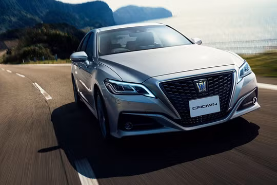 Crown thế hệ mới là mẫu xe đầu tiên của hãng trang bị mô-đun truyền dẫn dữ liệu tiêu chuẩn, cho phép kết nối 24/7.
