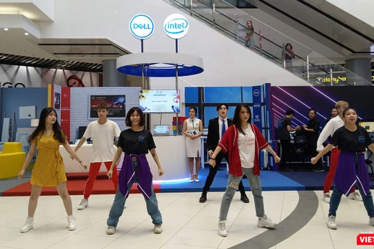 A Day With Dell được thiết kế gồm 4 khu trải nghiệm chính là Dell Entertain, Dell Work, Dell Create và Dell Game; qua đó thể hiện được hình ảnh quen thuộc của sản phẩm công nghệ trong cuộc sống thường ngày.