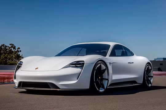 Tên gọi Taycan dành cho mẫu xe đầu tiên chạy hoàn toàn bằng điện này là một phần trong chuỗi hoạt động kỷ niệm “70 năm xe thể thao”.