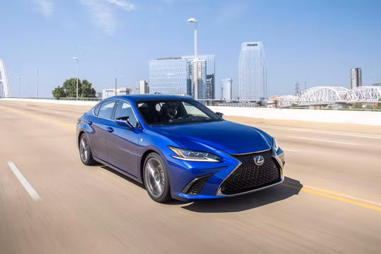 Kích thước tổng thể Lexus ES 2019 đã gần ngang ngửa với mẫu sedan cỡ lớn Toyota Avalon. (Ảnh: Lexus)