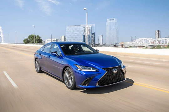 Kích thước tổng thể Lexus ES 2019 đã gần ngang ngửa với mẫu sedan cỡ lớn Toyota Avalon. (Ảnh: Lexus)