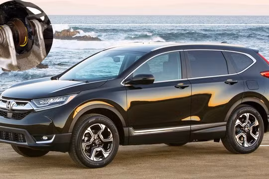 Khách hàng đang sử dụng xe CR-V 2018 chỉ còn cách là chờ hướng giải quyết từ Honda Việt Nam.