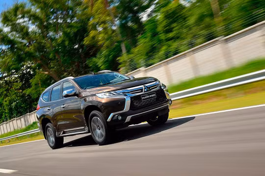 Pajero Sport Diesel có giá bán 1,062 tỷ đồng. Hai phiên bản động cơ xăng có mức giá chỉ từ 1,092 tỷ đồng.