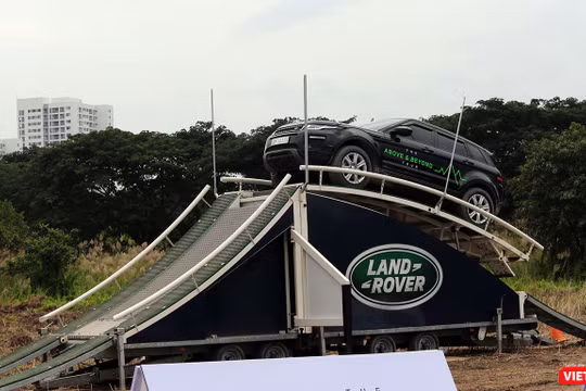 Chương trình trải nghiệm "Above & Beyond Tour" được Land Rover Việt Nam tổ chức xuyên suốt 5 ngày diễn ra triển lãm VMS 2018 (24-28/10/2018) 