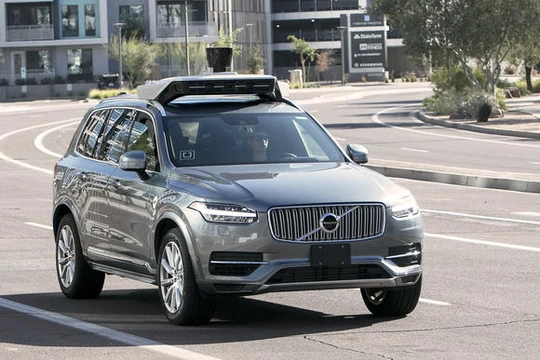 Một chiếc xe tự hành của Uber đang chạy trên đường thuộc bang Arizona, Mỹ (Ảnh: AP)