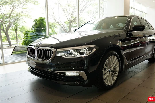 Tại Việt Nam, BMW 520i và BMW 530i sẽ có giá lần lượt là 2,389 tỷ đồng và 3,069 tỷ đồng. 