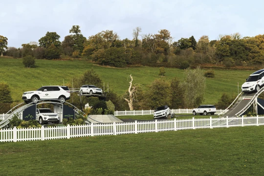 Hai khách hàng mua xe và thực hiện bài trải nghiệm địa hình tốt nhất sẽ có cơ hội khám phá New Zealand cùng Land Rover.