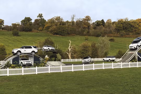 Hai khách hàng mua xe và thực hiện bài trải nghiệm địa hình tốt nhất sẽ có cơ hội khám phá New Zealand cùng Land Rover.