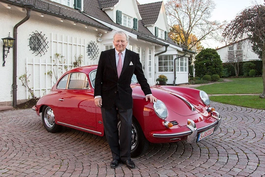 Tiến sĩ Wolfgang Porsche (2016) bên cạnh mẫu xe 356 B ở phía trước Dinh thự của Porsche tại Stuttgart.