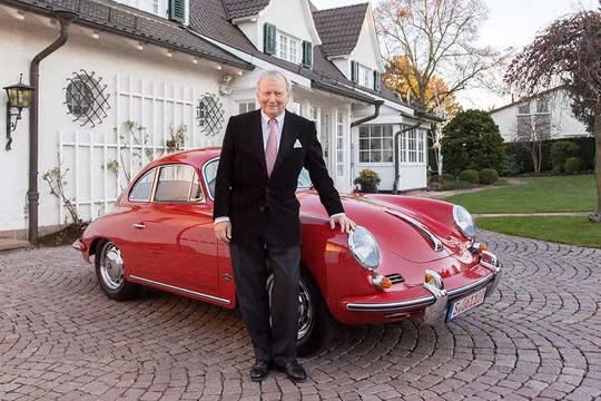 Tiến sĩ Wolfgang Porsche (2016) bên cạnh mẫu xe 356 B ở phía trước Dinh thự của Porsche tại Stuttgart.