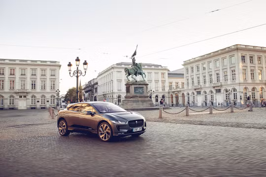 Ổ sạc nhanh 100 kW điện một chiều có thể giúp Jaguar I-PACE đi thêm quãng đường 100 km chỉ trong vòng 15 phút sạc và đạt tới 80% năng lượng pin chỉ trong 40 phút sạc.