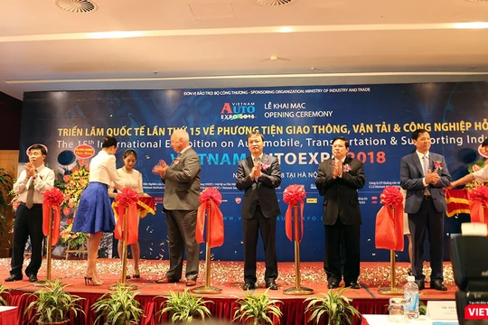 Đại diện các Bộ ngành cắt băng khai trương triển lãm Vietnam AutoExpo 2018. 