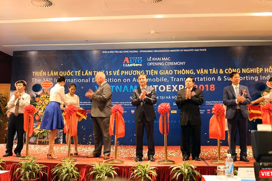 Đại diện các Bộ ngành cắt băng khai trương triển lãm Vietnam AutoExpo 2018. 