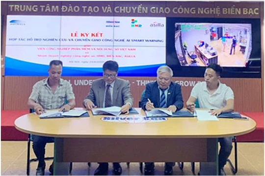 Viện trưởng Trần Minh cùng đại diện các công ty tại lễ ký kết. Ảnh MIC