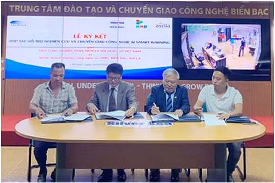 Viện trưởng Trần Minh cùng đại diện các công ty tại lễ ký kết. Ảnh MIC