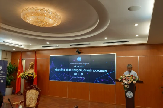 Thứ trưởng Bộ TT&TT Nguyễn Thành Hưng phát biểu tại buổi lễ. Ảnh: AT