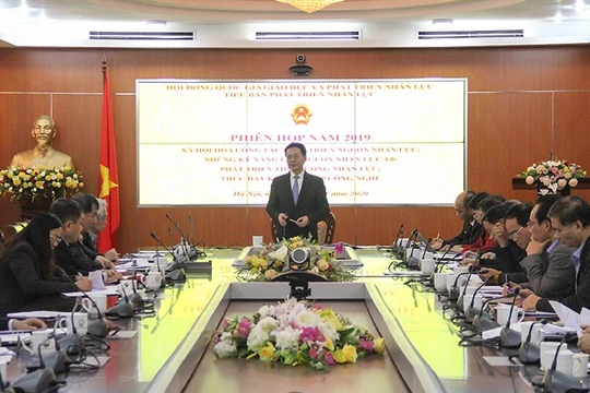 Bộ trưởng Nguyễn Mạnh Hùng phát biểu tại phiên họp