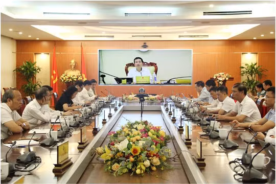 Bộ trưởng Nguyễn Mạnh Hùng chủ trì giao ban. Ảnh MIC.