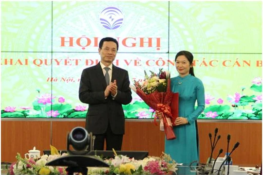 Bộ trưởng Nguyễn Mạnh Hùng trao quyết định cho cho bà Phạm Thị Phương Chi. ảnh MIC