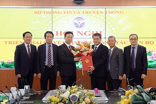 Thừa ủy quyền của Thủ tướng, Bộ trưởng Bộ TT&TT Nguyễn Mạnh Hùng trao quyết định nghỉ chế độ cho Thứ trưởng Phạm Hồng Hải