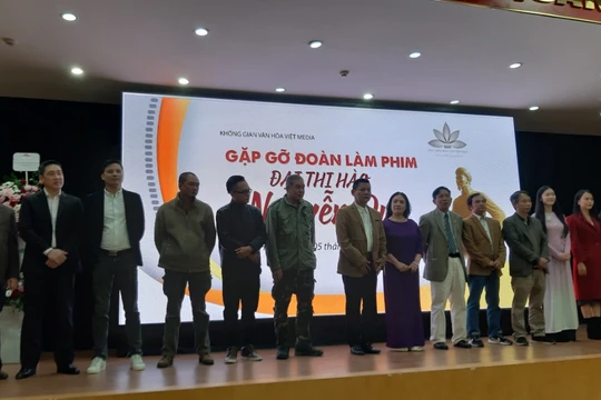 Ra mắt đoàn làm phim. Ảnh AT