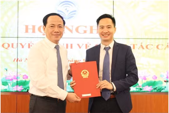 Thứ trưởng Phạm Anh Tuấn trao quyết định cho ông Nguyễn Thiện Nghĩa. Ảnh MIC.