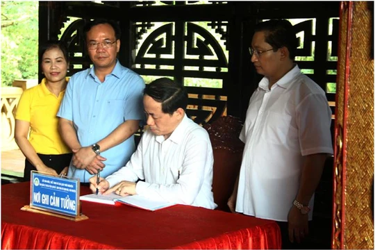 Thứ trưởng Phạm Anh Tuấn viết cảm tưởng tại Nhà tưởng niệm Chủ tịch Hồ Chí Minh ATK. Ảnh MIC.