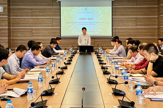 Cục trưởng Cục ATTT Nguyễn Thành Phúc phát biểu tại Phiên họp. Ảnh MIC