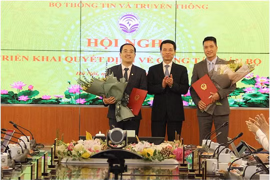 Bộ trưởng Nguyễn Mạnh Hùng tặng hoa cho cán bộ được bổ nhiệm